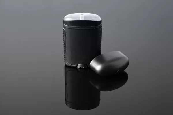 Siyah arka plan üzerine kuru deodorant paketi — Stok fotoğraf