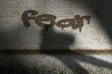 korku metin üzerinde tuğla duvarın üzerinden gölgeli siluet