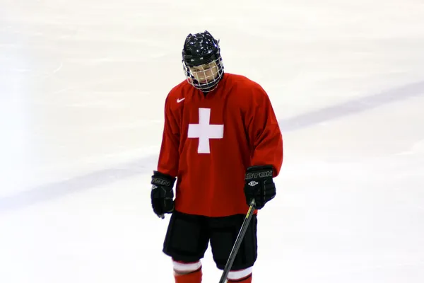 Giocatore di hockey su ghiaccio seguendo il programma di allenamento — Foto Stock