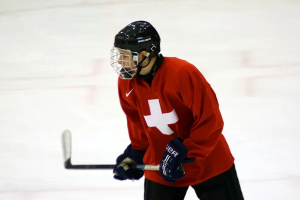 Prim Plan mit Eishockeyspieler auf dem Eis — Stockfoto