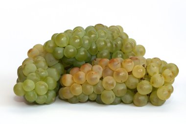 Beyaz arkaplanda izole edilmiş yeşil üzüm