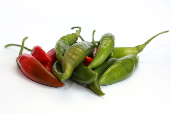 Červené a zelené hot chili pepper na bílém — Stock fotografie