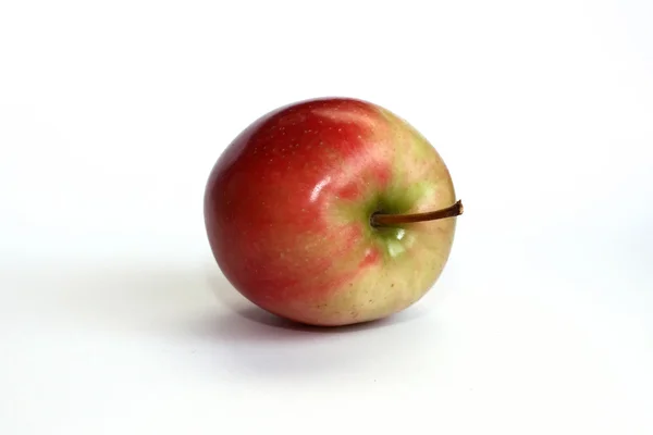 Manzana roja sobre fondo blanco —  Fotos de Stock