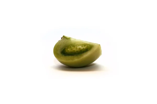Кусок маринованного зелёного томата на белом фоне — стоковое фото