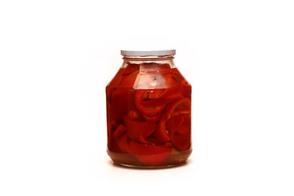 Söt röd paprika i en glasburk isolerad på en vit bakgrund — Stockfoto