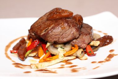 restaurant masa üstünde ızgara sebzeli dana biftek