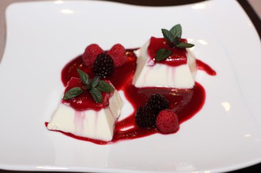 puding panna cotta çilek ile
