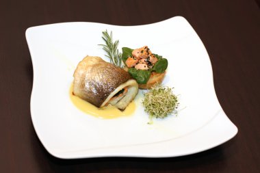 Beyaz plaka restoran tablo üzerinde balık