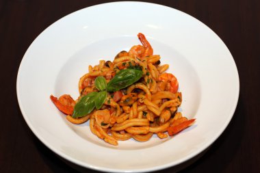 pasta met zeevruchten plaat op tafel