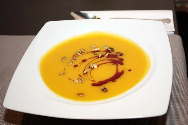 Вкусный тыквенный суп на белой тарелке — стоковое фото