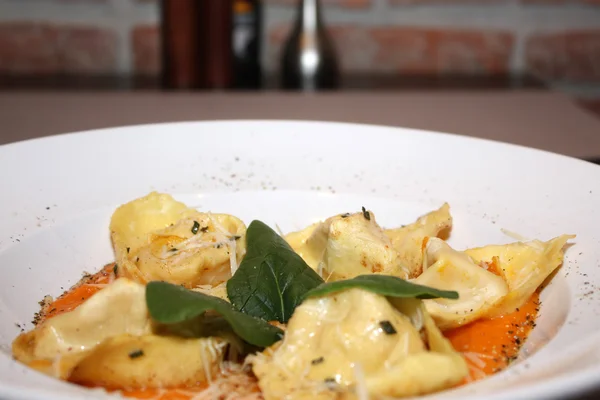 Tortelloni with sauce and parmesan — Stock Photo, Image
