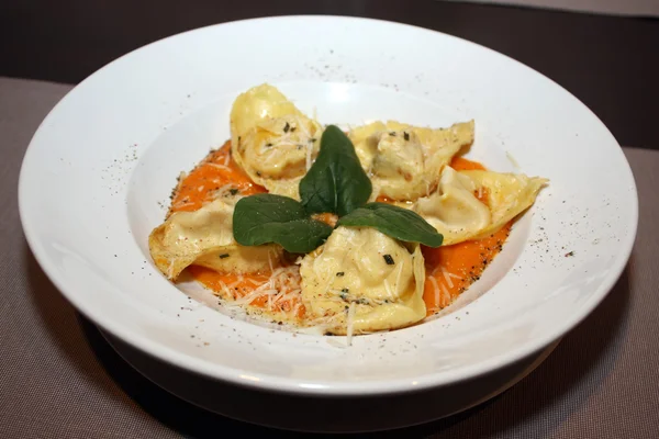 Fresh tortelloni on a plate — Stock Photo, Image