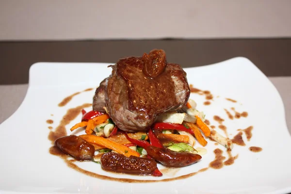 Grilled beef with vegetables on white plate — Stock Photo, Image