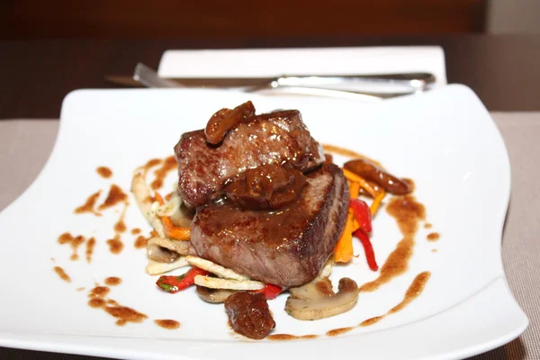 Grilled beef with vegetables on white plate — Stock Photo, Image