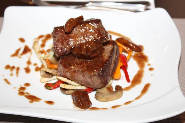 Grilled beef steak with vegetables at restaurant — Stock Photo, Image