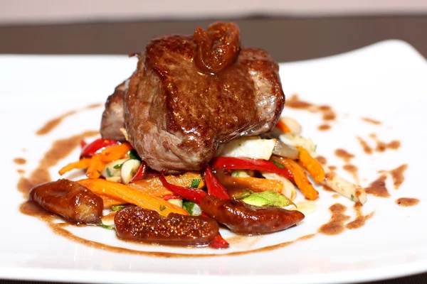 Grilled beef and vegetables — Stock Photo, Image