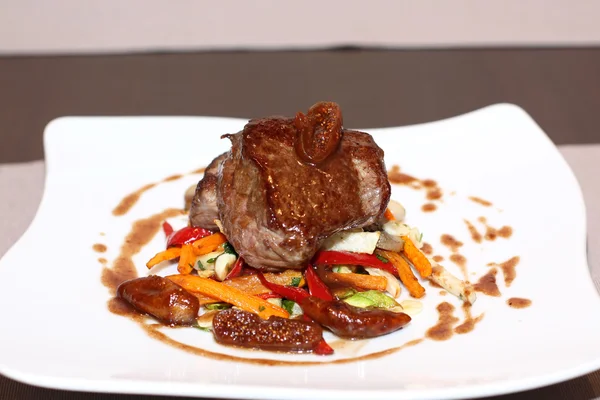 Grilled beef steak with vegetables at restaurant — Stock Photo, Image