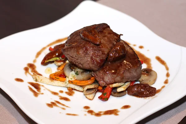 Grilled beef steak with vegetables — Stock Photo, Image