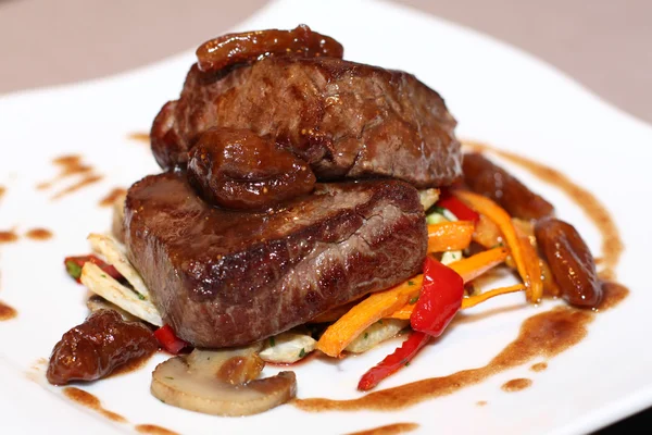 Beef steak with grilled vegetable — Stock Photo, Image