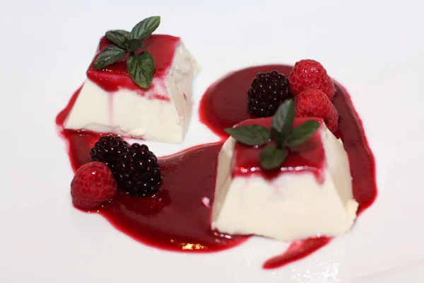 Panna cotta çilek ile — Stok fotoğraf