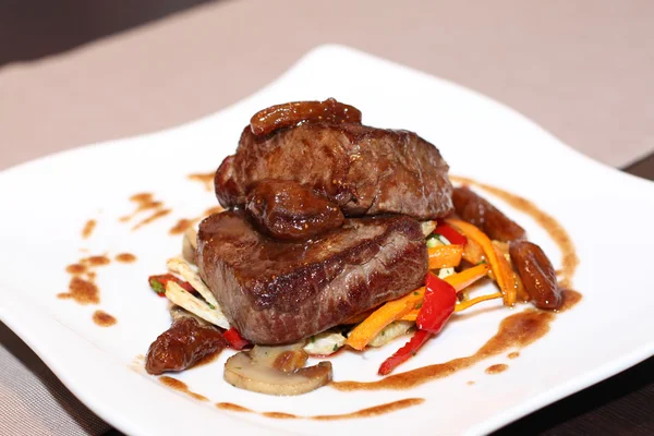 Stek wołowy z grilla z warzywami w restauracji — Zdjęcie stockowe