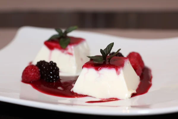 Итальянская кухня - Panna cotta — стоковое фото