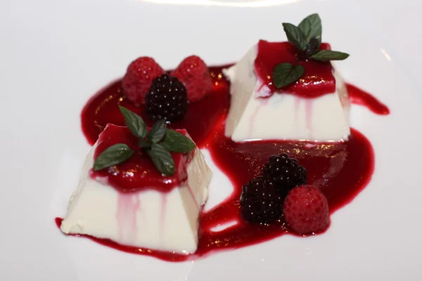 Panna cotta con barrica negra y frambuesa — Foto de Stock