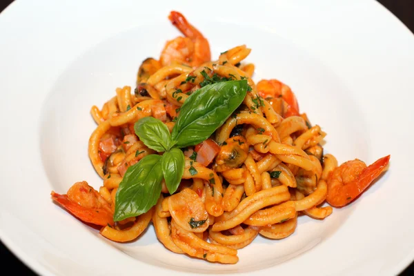 Scena di primo piano di deliziosa pasta di pesce al ristorante — Foto Stock