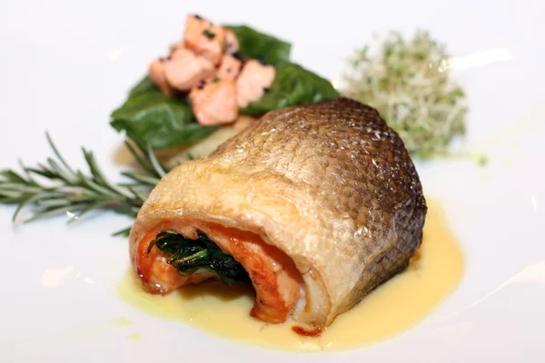 Pesce salmone sul piatto — Foto Stock