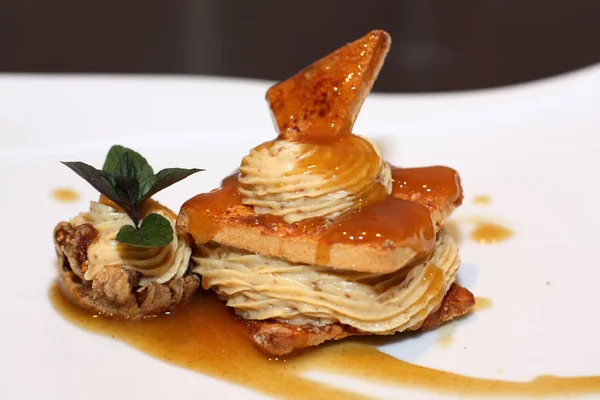 Delicioso deserto na placa branca — Fotografia de Stock