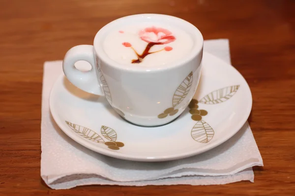 Tazza di caffè con decorazione sulla schiuma — Foto Stock