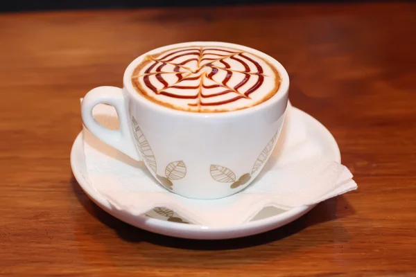 Caffè cappuccino con cioccolato in cima al bar — Foto Stock