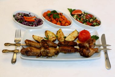 patates ve salata ile ızgara tavuk budu