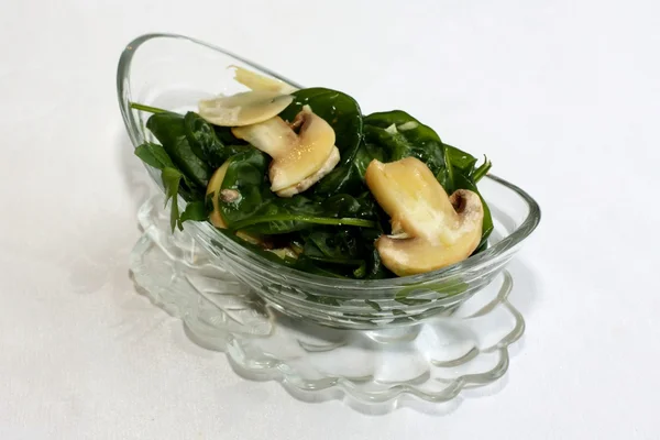 Ruccola sałatka z grzybami w szklanej misce — Zdjęcie stockowe