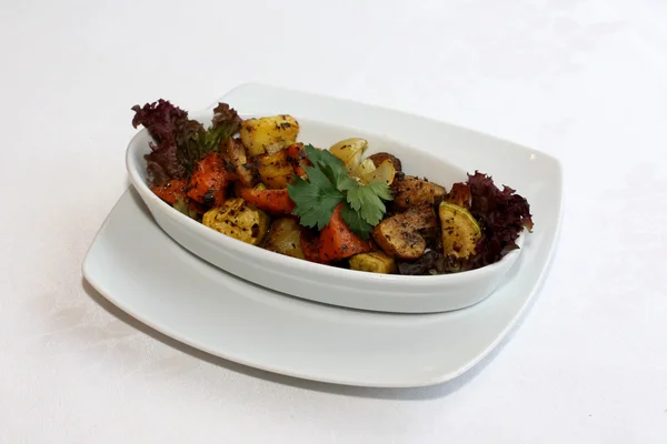 Ensalada oriental con patatas, champiñones, zanahorias y ensalada roja — Foto de Stock
