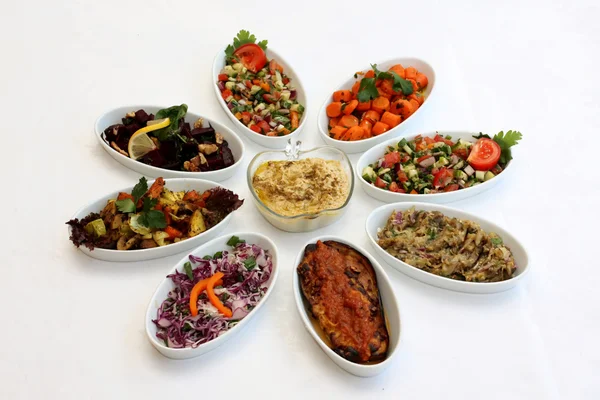 Ensaladas frescas en la mesa del restaurante — Foto de Stock