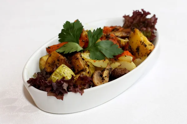 Восточный салат с картошкой, грибами, морковью и красным салатом — стоковое фото