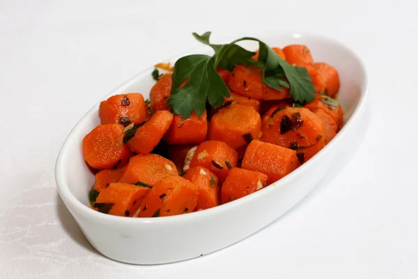 Salade de carottes sur assiette blanche — Photo