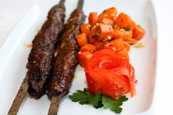 Carne a la parrilla con zanahorias salteadas y tomate — Foto de Stock