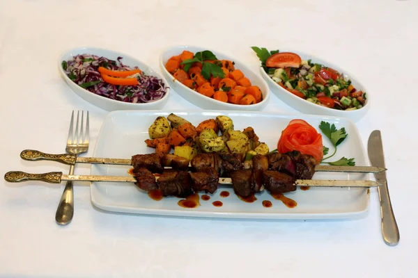 Lekkere gegrilde vlees met salade — Stockfoto