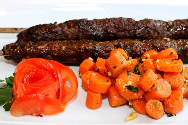 Scena di primo piano di carne alla griglia con salsiccia di carote e insalata — Foto Stock