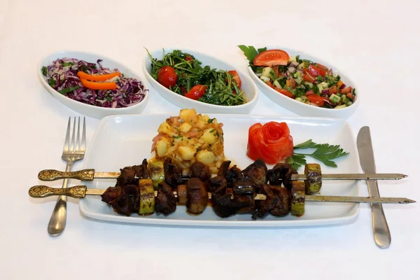 Lekkere gegrilde vlees met salade op wit bord — Stockfoto