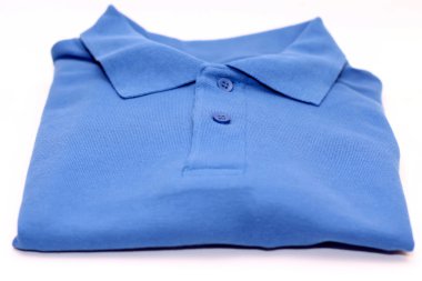 beyaz zemin üzerinde mavi tişörtlü