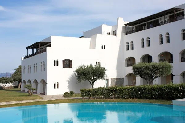 Hotel swimming pool in Crete — Stock Photo, Image