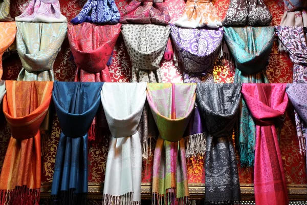 在伊斯坦布尔的纱布方巾商店 — 图库照片