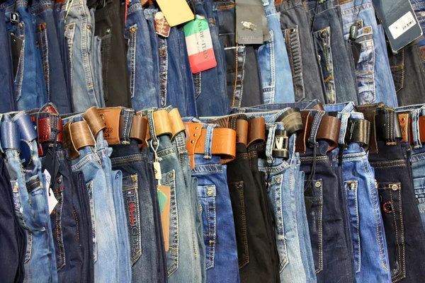 Jeans azuis em exibição no Grand Bazaar de Istambul — Fotografia de Stock