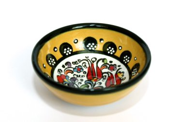 Beyaz arka plan üzerinde izole el yapımı porselen tabak