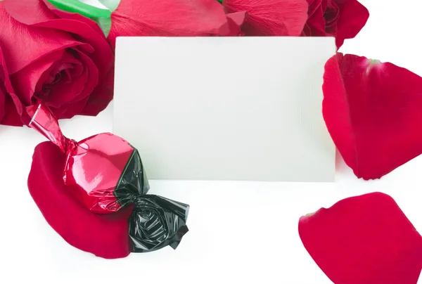 Rosas y dulces con una tarjeta de regalo en blanco —  Fotos de Stock