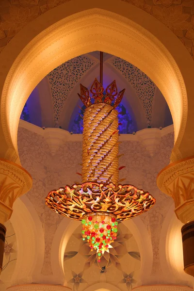 Lámpara de araña dentro de la Gran Mezquita Sheikh Zayed — Foto de Stock