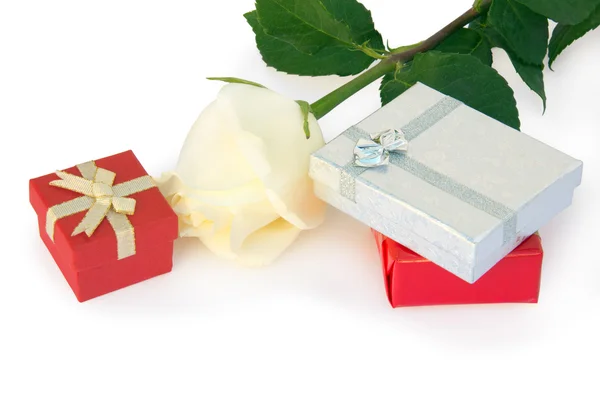 Rose en geschenken — Stockfoto